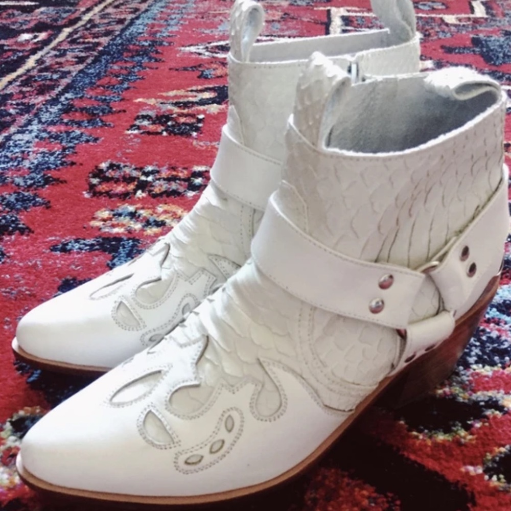 Wandering coyote white mamba size 39, never worn